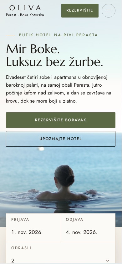 Sajt Hotela Oliva na telefonu: naslov „Mir Boke. Luksuz bez žurbe.“, dugme za rezervaciju boravka i fotografija bazena nad morem
